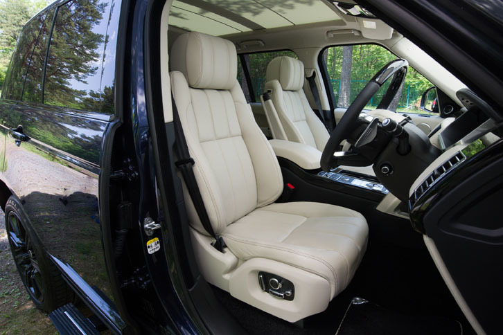 試乗車のシートは、表皮にアイボリーカラーのセミアニリンレザーが用いられていた。22wayの電動調整機構やシートヒーターも備えている。