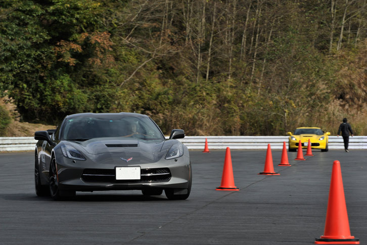 ジムカーナ場ではフル加速からのフルブレーキングと、スラローム走行を練習。場所の都合か、他のセミナーではよく行われていた定常円旋回は実施されなかった。