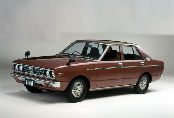 1977年にフルモデルチェンジした2代目「バイオレット」（A10）の4ドアセダン。初代710型を挟まずに、510「ブルーバード」の後継としてデビューした、と言われてもまったく違和感のないスタイリングだ。