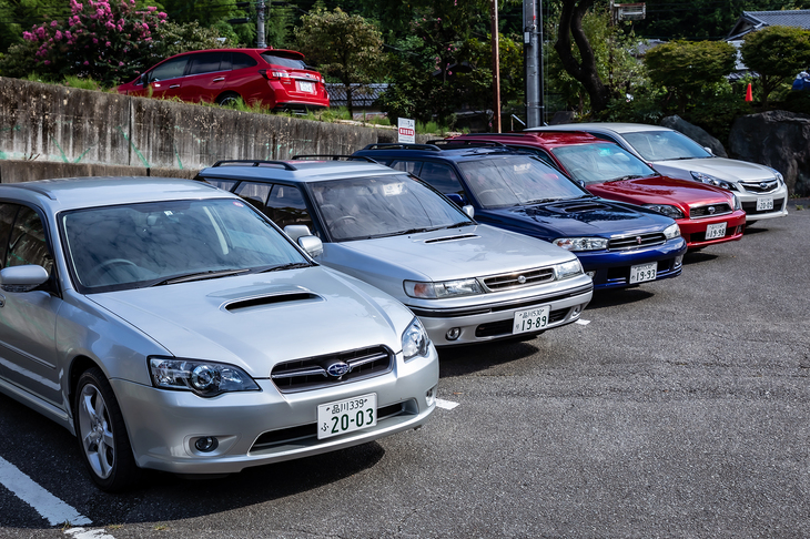 歴代「レガシィ ツーリングワゴン」と最新の「レヴォーグ」を何台か乗り換えながら、スバル本社のある東京・恵比寿と長野県阿智村を往復。30年前の車両とともに、2日間で700km近い距離を走破した。