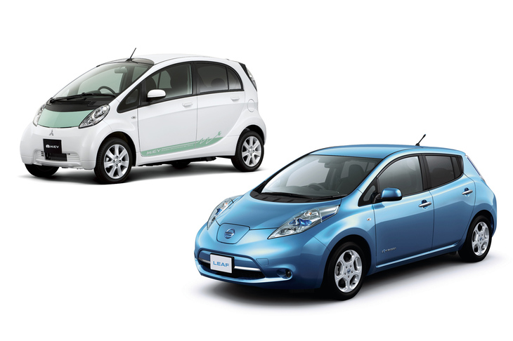 2009年6月に発表された「三菱I-MiEV」（左、個人向け販売は2010年4月から）と、2010年12月に発表された「日産リーフ」。ともに“普通のユーザー”が買える実用的なスタイルのEVとして、意義のあるモデルだった。