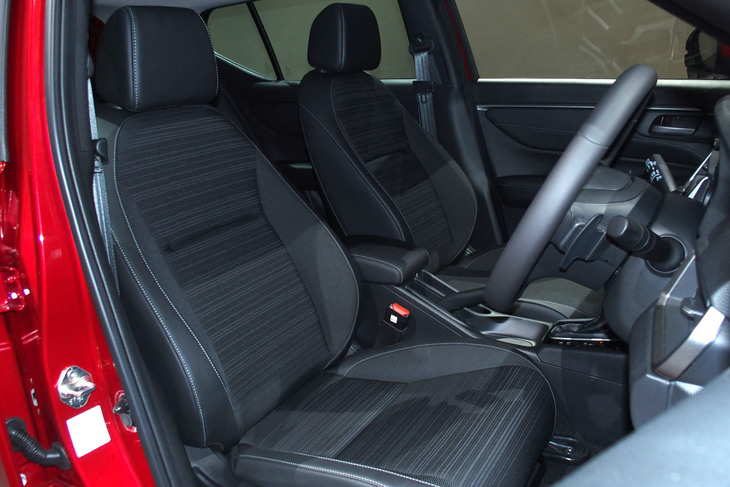 プライムスムース（合皮）とファブリックのコンビシートを「Z」グレード以上に標準で装備する。