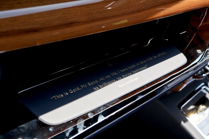 グローブボックスのフタを開けると、劇中で敵役オーリック・ゴールドフィンガーが語るセリフが。「これはゴールドです。ミスター・ボンド。私は人生すべてをかけて、その色、輝き、そして神聖な健全さに愛情を注いでいるのです」