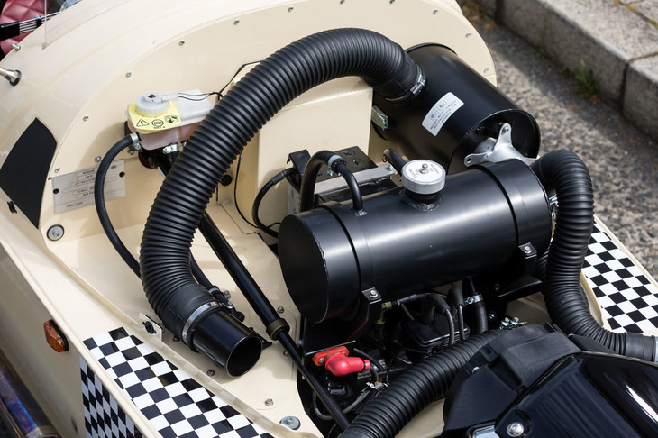 フロントカウルの内側はご覧の通り、エアインテークパイプやサージタンク、バッテリーなどが収まっていた。