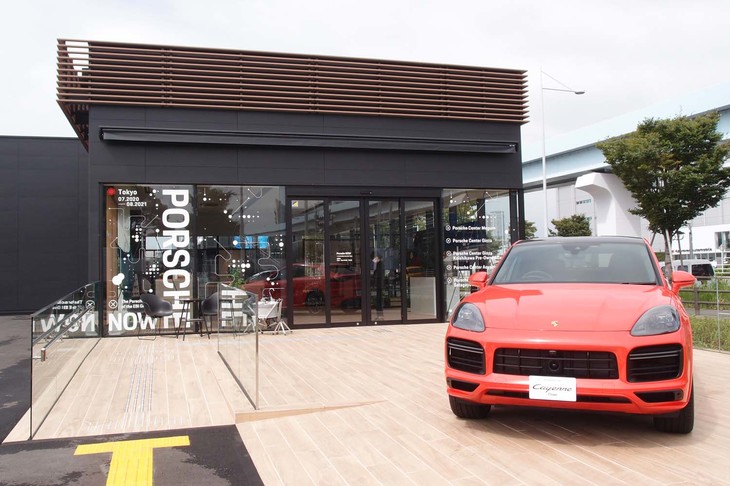 ポルシェドライバーズセレクションの説明会は、東京・有明にあるポップアップストア「Porsche NOW Tokyo」で行われた。店舗の入り口で、鮮やかなカラーの「カイエン クーペ」がお出迎え。