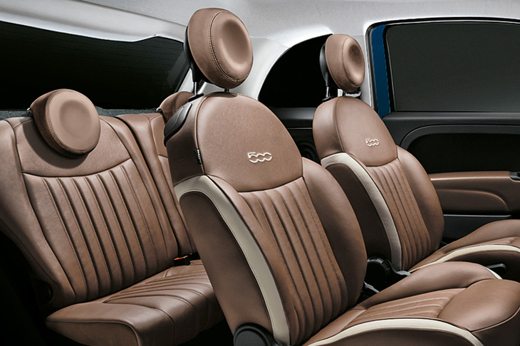 茶系のフラウ社製レザーで仕立てられたシート。