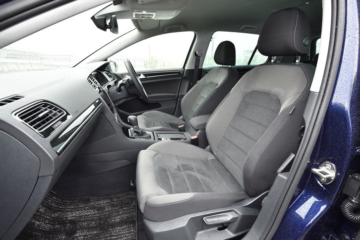 「ゴルフTSIハイライン」のフロントシート。表皮には起毛素材のマイクロフリースが用いられている。