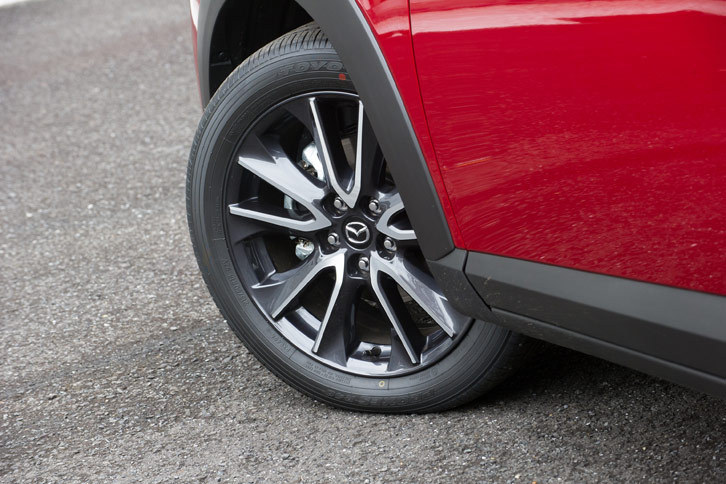 タイヤサイズは全車共通で215/50R18が標準。ベースグレードの「XD」のみ、オプションで16インチタイヤが用意されている。