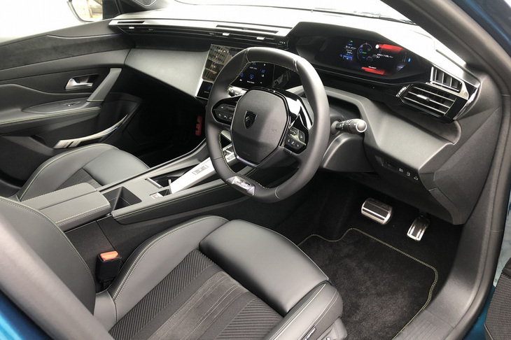 プジョー独自設計の「i-Cockpit（iコックピット）」も進化。楕円（だえん）の小径ステアリングホイールのスカした雰囲気もかなりイイ。セダン系よりちょっとだけ座面が高い。