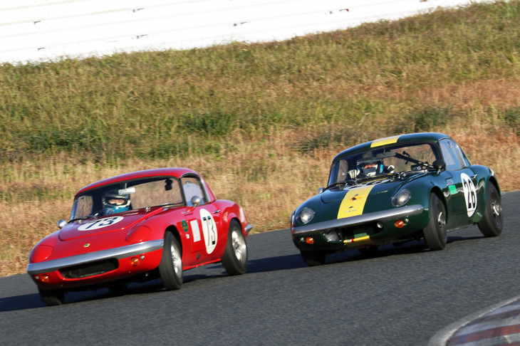 ところが、興奮した口調の実況が聞こえてきたのでコースを振り向いたところ、5、6、7コーナーのアウト側から赤が緑を抜きにかかっていた。あわてて撮ったので、ブレているのはご容赦を。