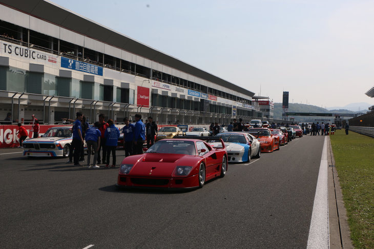 約1.5kmにもおよぶレーシングコースのホームストレートを名車たちが埋め尽くす「スーパーグリッドウオーク」。「パガーニ・ゾンダ」などのスーパーカーや「ポルシェ935K3」などのレースカー、「ベントレー・ベンテイガ」などのハイエンドカーなど、多種多様な69台が並び、来場者たちは名車鑑賞を1時間ほど堪能した。