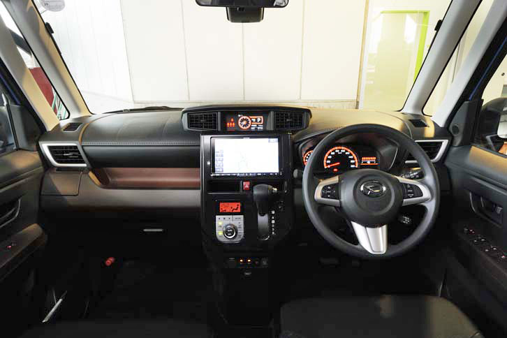 水平基調でまとめられたインストゥルメントパネルまわり。ピアノブラック仕上げが施されている。