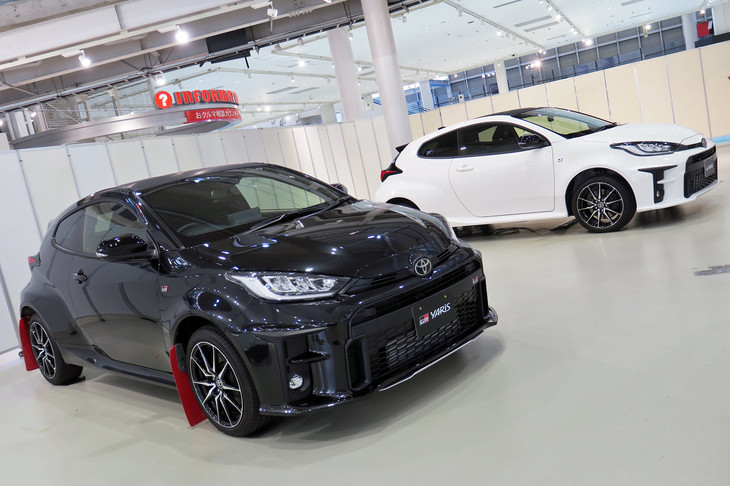 「トヨタGRヤリスRZ“ハイパフォーマンス”」の用品装着車（左）と、「GRヤリスRC」（右）。