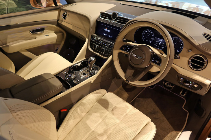 ベントレー・ベンテイガEWBアズール ファーストエディション（インテリア）