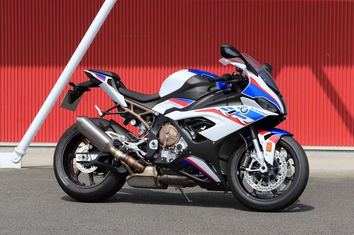 日本仕様の「BMW S1000RR」には、ETC 2.0が標準装備されている。