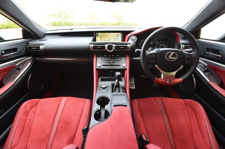 フレアレッドの彩色が目を引く“パフォーマンスパッケージ”のコックピット。ステアリングホイールやシフトレバーのカラーは、ドライバーが運転に集中できるようブラックになっている。