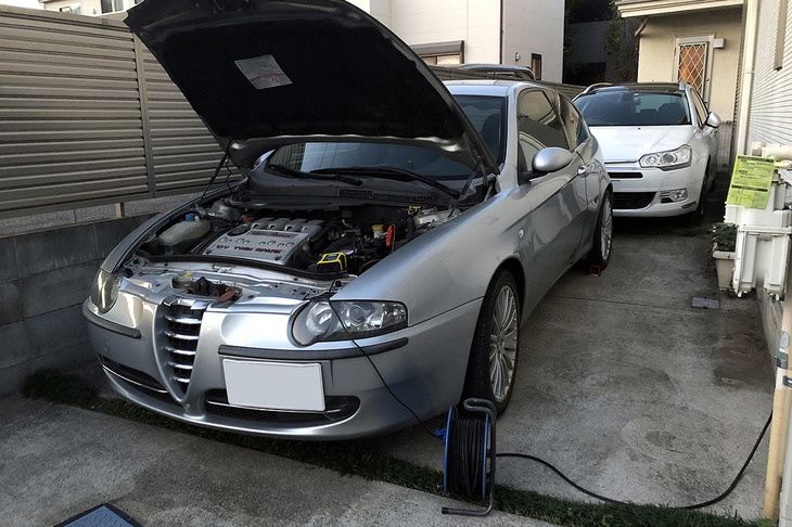 当初から漏電気味で、キルスイッチでオフにするか、数日乗らない日は充電が必要だったカーマニア仲間Kの「社会のメーワク号」。