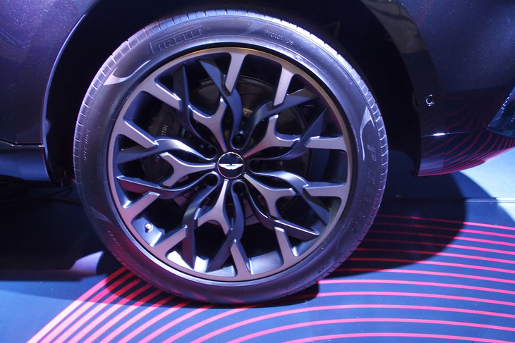 アストンマーティンDBX