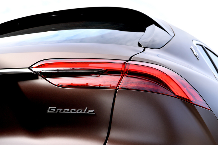 外側が下がったリアコンビランプはかつての「3200GT」をモチーフにしている。