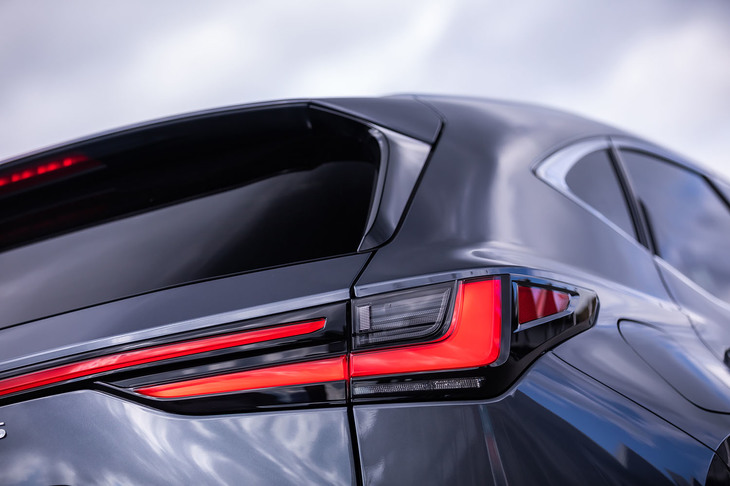 NX450h＋“バージョンL”（リアコンビネーションランプ）