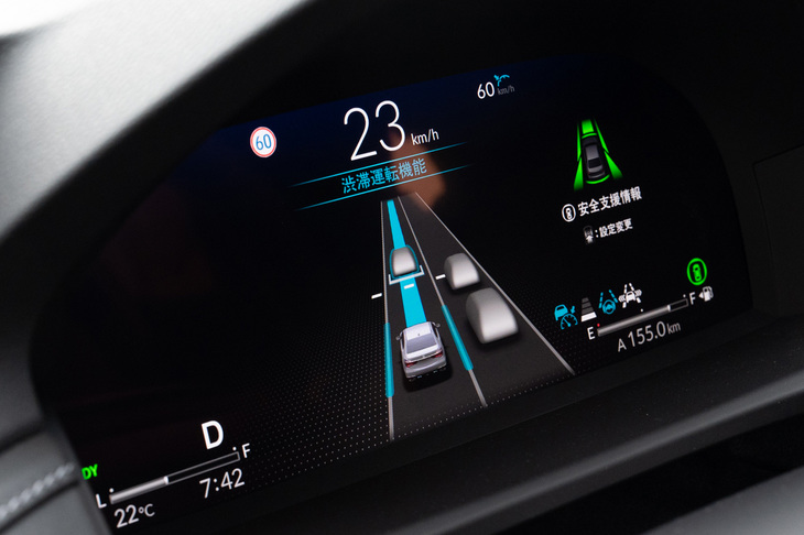 ハンズオフ運転中に渋滞に遭遇し、車速が30km/h以下になると、トラフィックジャムパイロットが作動。警告音とともにメーター表示から速度計とエンジン回転計が消滅するので、すぐに「今、レベル3に入ったな」と分かる。