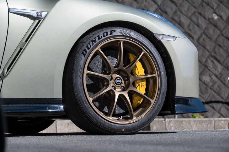 ブロンズ塗装のレイズ製アルミ鍛造ホイール。10Jというフロントホイールの幅は「トラックエディションengineered by NISMO」と同じで、タイヤの高剛性化が図られている。