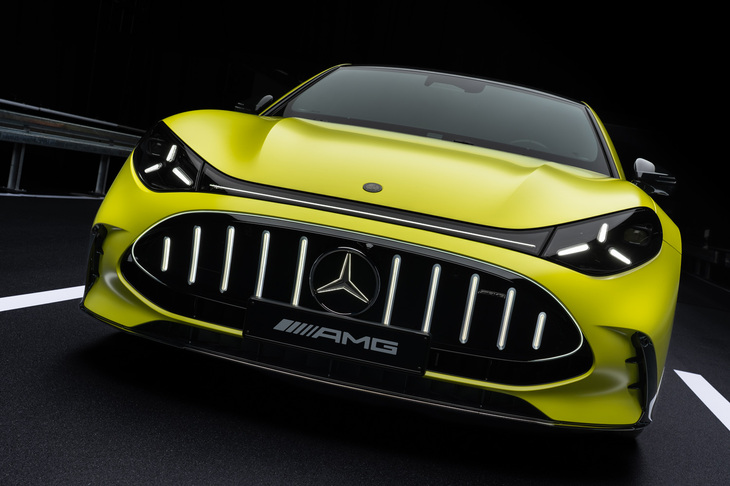 今やすっかり「新型『AMG GT 4ドアクーペ』といえば！」なアイコンとなっている、この強烈なご尊顔。歯を思わせる縦型のグリルイルミネーションなどとも相まって、相当な存在感を放っている。