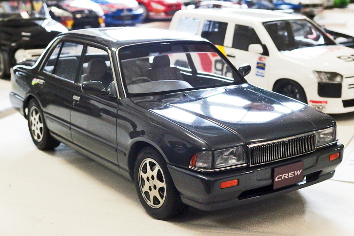 違う作者による、これも「こんなキットあったっけ？」という感じの「日産クルー」。ベースはフジミ製1/24「日産セドリック（Y31）」というが、実際には使える部分はほとんどなかったのだそう。こうした大胆なモディファイを行う際のベースのことを、モデラー諸氏は「芯にする」という。「ほとんど作り替えるにしても、例えば左右対称などを確認する際の基準として、芯があったほうがいいんですよ」とのことだった。