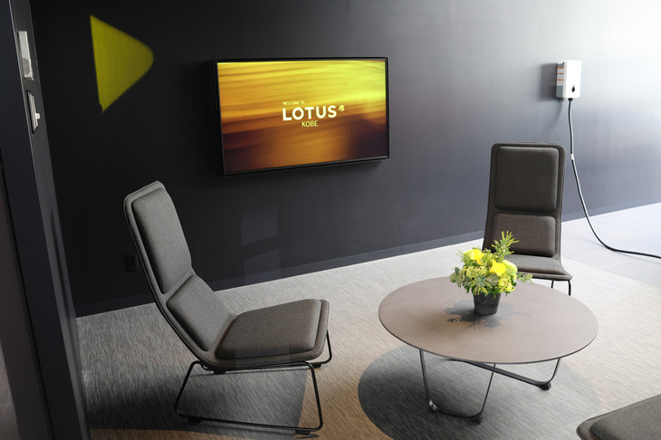 ショールーム内には各所に大型スクリーンを設置。時間によるクルマの見え方の変化も確かめられる、最新のデジタルコンフィギュレーターも用意されている。