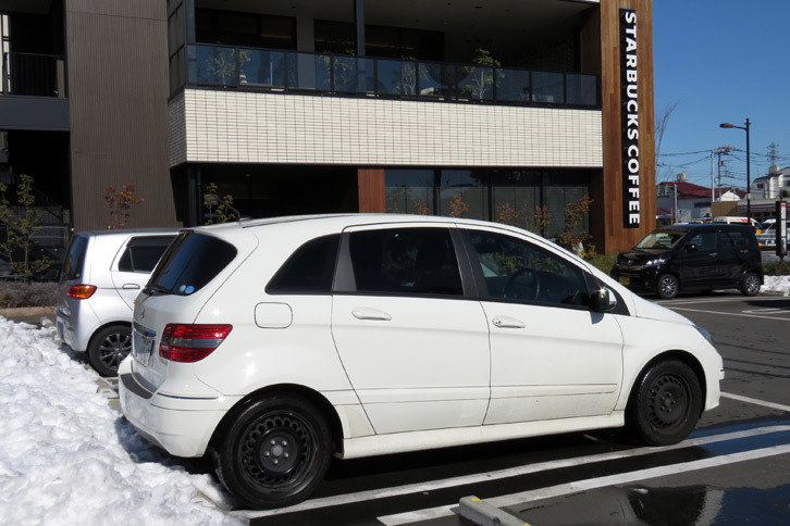 いつもパソコン持参でパカパカ原稿を打っているスターバックス。ここにまさか、“毒ヘビ”とも“寅さん”とも違うクルマで来る日が来ようとは。