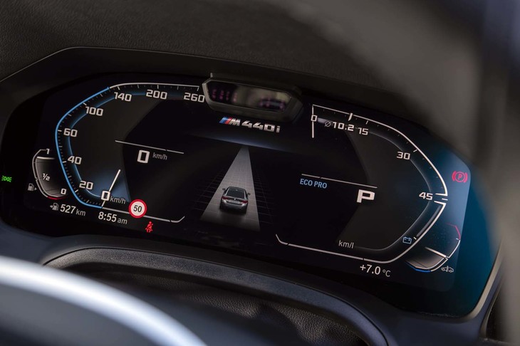 フル液晶表示のメーターパネル。反時計回りに上昇するタコメーターが特徴的。