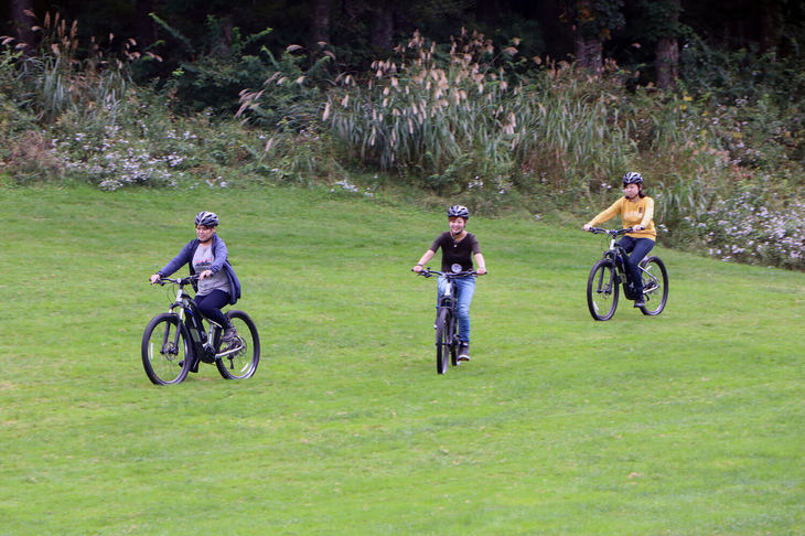 ゲレンデでは、MTBタイプの電動アシスト自転車「YPJ-XC」の試乗会を実施。電動アシストにより急なゲレンデの上りも、立ちこぎが不要。楽々と駆け抜けられることに、多くの参加者が驚きながら、その走りを楽しんでいた。