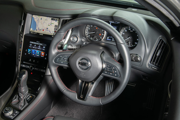 日産は、現行型「スカイライン」で世界に先駆けてステアバイワイヤを採用。最新モデルでは制御に磨きがかかり、当初は感じられた違和感はおおむね解消していた。