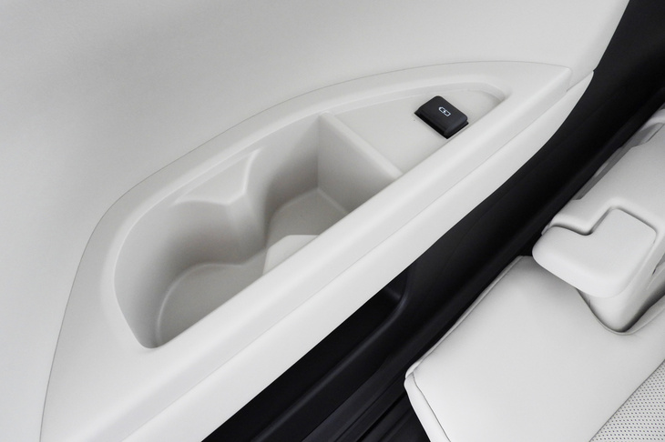 レクサスLM500h“バージョンL”（ボトルホルダー他）