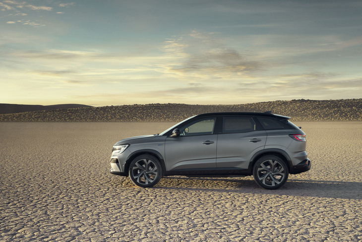 ボディーサイズは全長×全幅×全高＝4510×1825×1618mm、ホイールベースは2667mm。