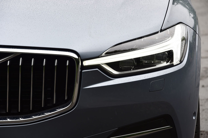 Tの字を横にしたデザインのヘッドランプ。北欧神話に登場する神が持つハンマーがモチーフになっている。