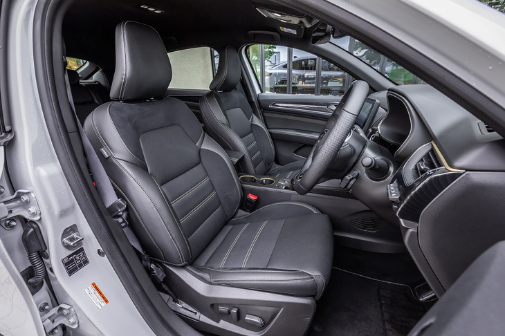 ウォームチタニウムのツインエキゾーストフィニッシャーと、ブリリアントブラックのリアスキッドプレートでスポーティーなリアビューが演出される。