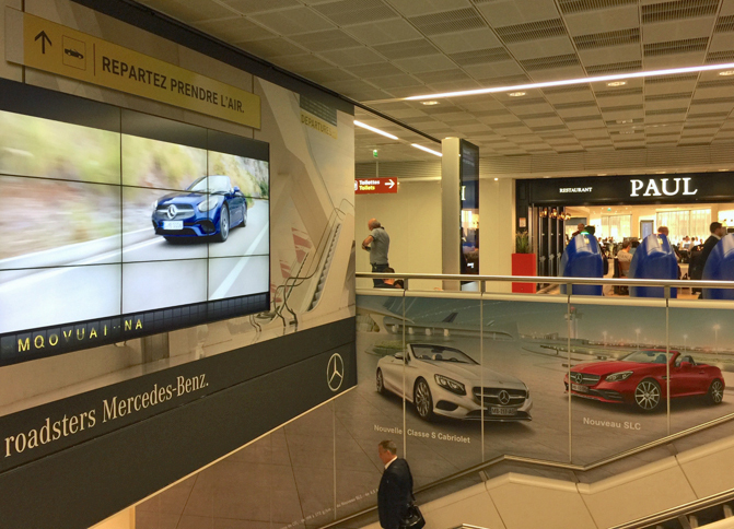 モーターショーの開催に合わせて、パリ・オルリー空港の出発ロビー階段付近は、メルセデス・ベンツの広告で埋め尽くされていた。