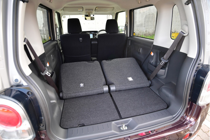 後席を倒した状態の荷室。