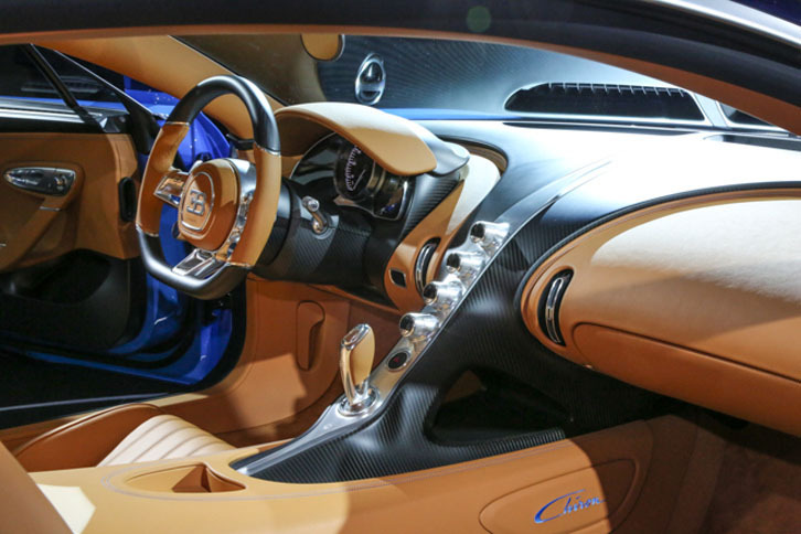 ボディーサイドの「Cバー」は室内でも反復され、ドライバーとパッセンジャーを優雅に仕切っている。