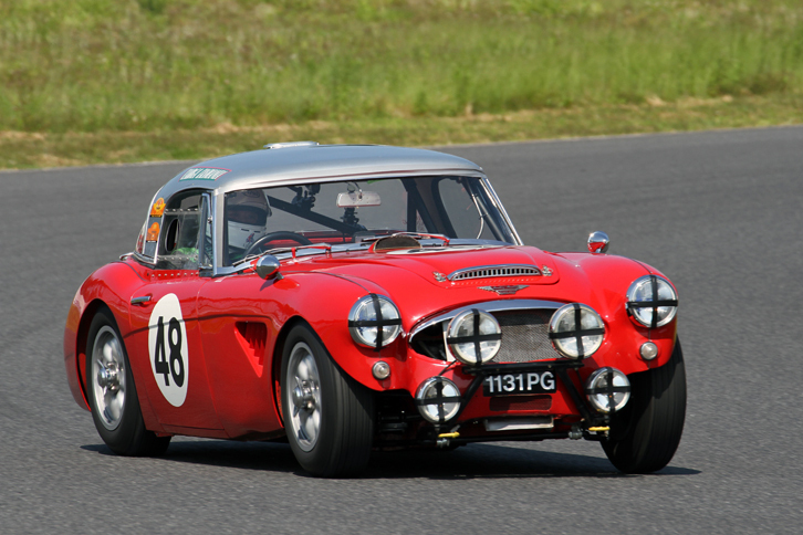 エバーグリーンカップで総合5位に入った1963年「オースチン・ヒーレー3000Mk2A」。補助灯が迫力を増している。