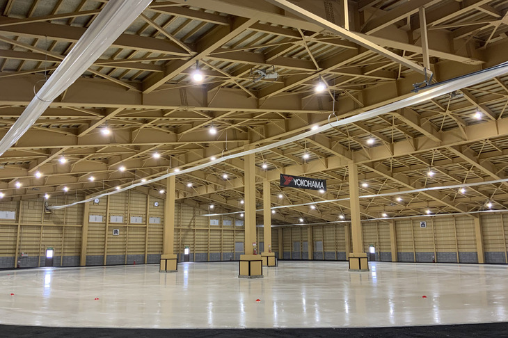 横浜ゴムの「北海道タイヤテストセンター」（北海道・旭川）に新設された屋内氷盤旋回試験場。