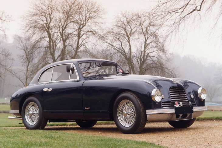 デイヴィッド・ブラウン卿がアストンマーティンで実施的に関与した初めてのモデルが「DB2」。車名にあるDBは、もちろんデイヴィッド・ブラウンのイニシャルだ。1972年に同氏がアストンマーティン・ラゴンダ社を手放した直後、車名からDBの文字は消えたが、フォード傘下となり1994年に登場した「DB7」で復活。以降、現在も主力モデルにDBの名称が用いられている。