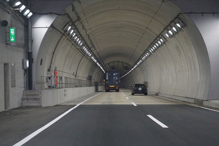 国道357号東京港トンネル東行きの内部。