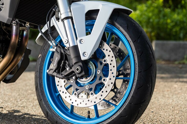 サスペンションは前後ともKYB製で、前はストローク量130mmの倒立フォーク、後ろはプリロードアジャスター付きのリンク式モノショックとなっている。ブレーキは前後ともに日立アステモ（旧日信工業）製だ。