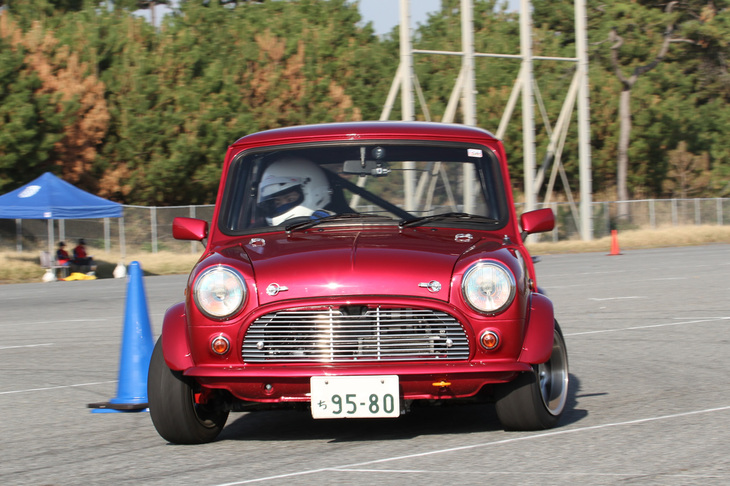 女性ドライバーによるレディースクラスで優勝した「ローバー・ミニ クーパー35thアニバーサリー」。記録した44秒228はミニAクラスで2位、ミニBクラスでも5位に相当する。