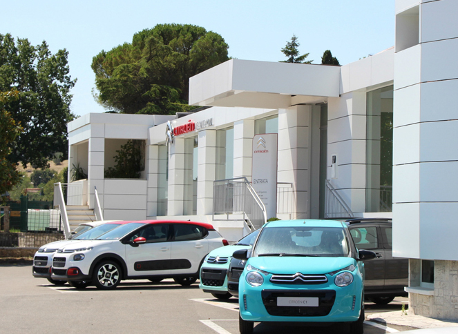 わが街に新しくできた、シトロエンの販売代理店。2017年7月撮影。