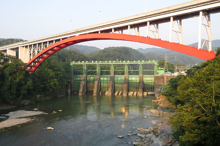 皆野寄居バイパスの末野大橋と玉淀ダム。これを見ると「ああ、長瀞に来たなあ」と思う。……厳密には、まだ寄居なんだけどね。