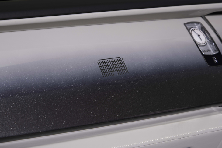 フェイシアのステンレススチール製インレイには「The Kita」のロゴが埋め込まれている。