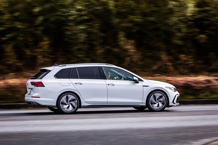 「Rライン」グレードは、専用のスポーツサスペンションで足まわりが引き締められている。コーナーでの身のこなしは軽快だが、その代償としてハーシュネスは少々キツめ。